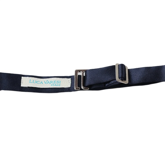 Crossing dark blue bow tie with cashmere
